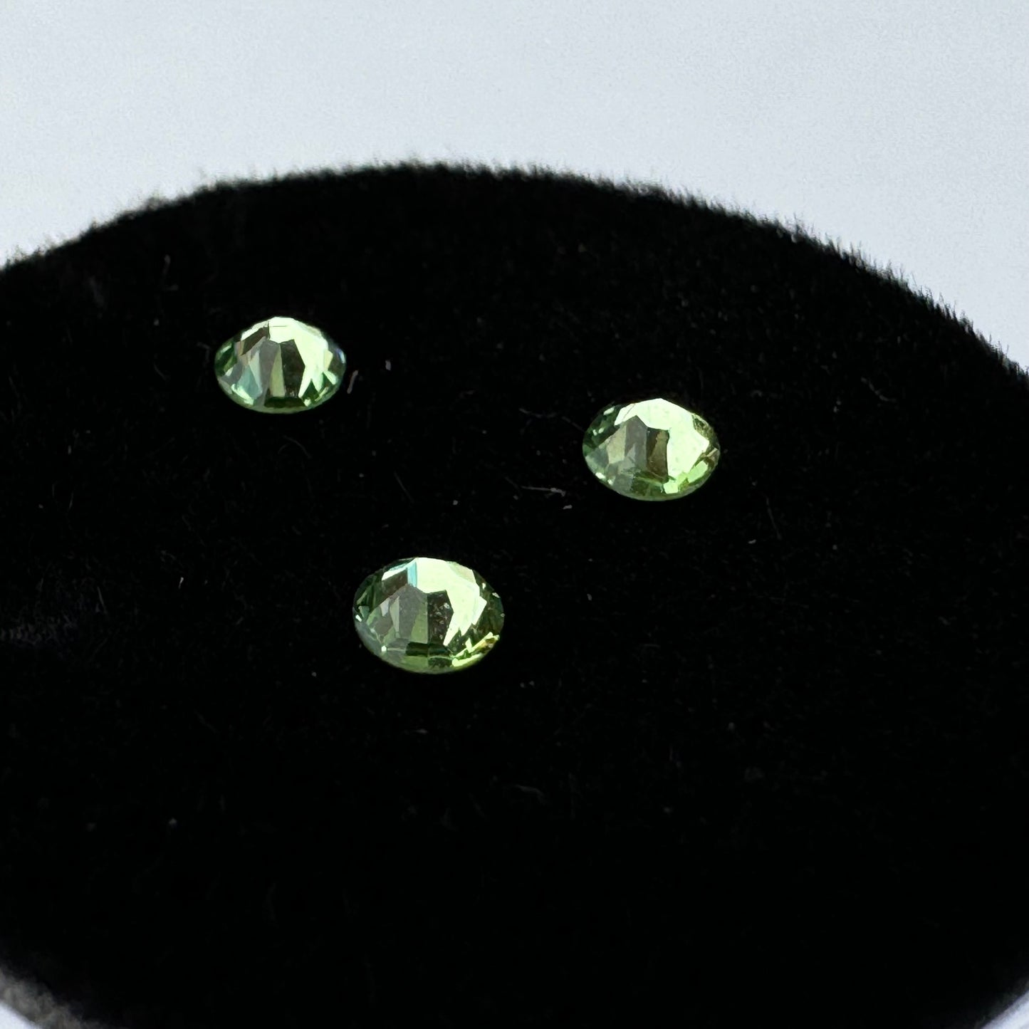 Tooth Gem - Swarovski Peridot 1,9mm / 2,1 mm