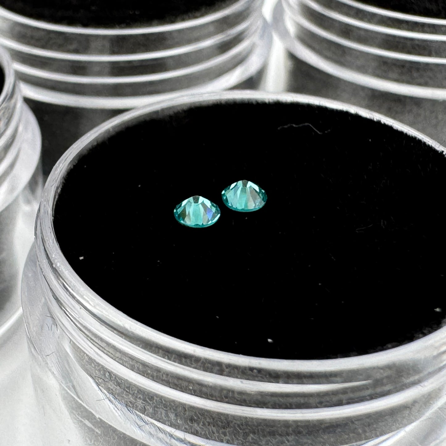 Tooth Gem - Swarovski Peacock Blue 1,7mm / 1,8 mm